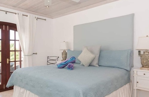 Gibbes Apartment | Luxury Three Bedroom Holiday Apartment with Pool