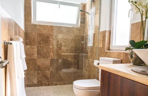 Gibbes Condo | LUXURY WEST COAST KING BED CONDO 3 MIN WALK TO BEACH