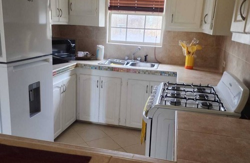 Fortescue Apartment | Lyncil Vacation Properties 3 - perfect for family, romance, or business stays.