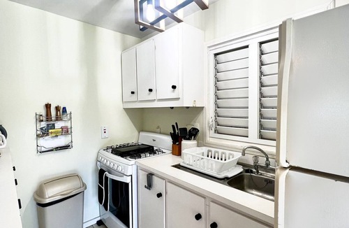 Folkestone House | Mango House - 2 bedroom. Walking distance to beach!