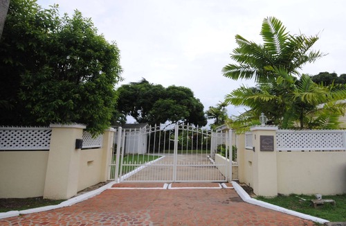 Folkestone House | Mango House - 2 bedroom. Walking distance to beach!