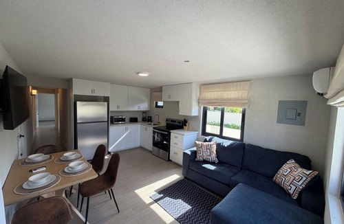 Derricks Apartment | modern 3 bed 1 bath apartment with sofa bed, WIFI, AC & 5 mins walk to beach