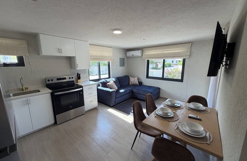 Derricks Apartment | modern 3 bed 1 bath apartment with sofa bed, WIFI, AC & 5 mins walk to beach