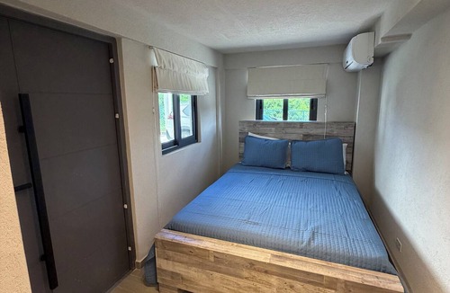 Derricks Apartment | modern 3 bed 1 bath apartment with sofa bed, WIFI, AC & 5 mins walk to beach