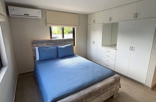 Derricks Apartment | modern 3 bed 1 bath apartment with sofa bed, WIFI, AC & 5 mins walk to beach