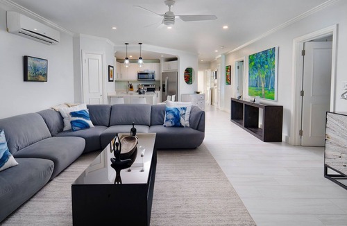 Dover Apartment | Modern Beachfront Condo with Pool - Sapphire Beach 213