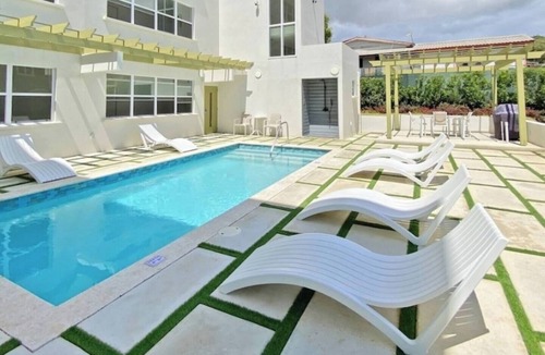 Little Battaleys Apartment | Modern & Cozy West Coast Condo in Gated Community