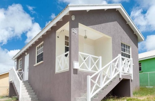 Lascelles House | Modern House with Queen beds 7 mins drive to beach