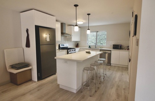 Worthing House | Modern Townhouse w/Garden View + Walking Distance to Beach