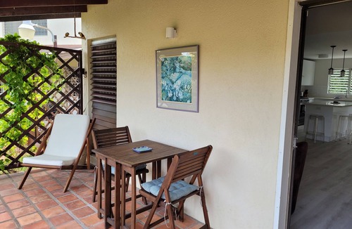 Worthing House | Modern Townhouse w/Garden View + Walking Distance to Beach