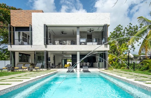 Weston Villa | Modern villa at Weston with direct access to white sand beach