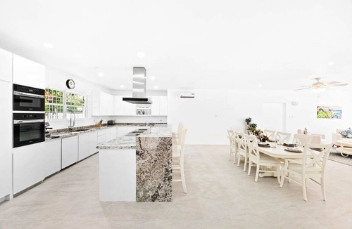 Sunset Crest House | Moonflower Villa: Luxe 3-bed Oasis on West Coast