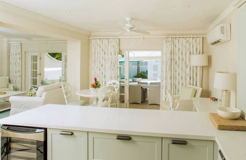 Mullins House | Mullins Bay TH2, 2 bed split level with pool and across road from Mullins Beach
