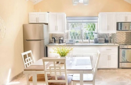 Dover Apartment | Near Dover Beach Apt with Private Patio & Parking