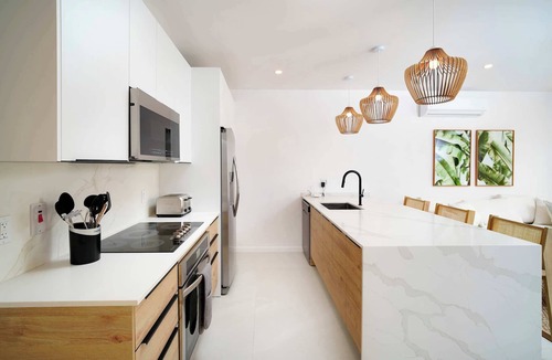 Gibbes House | New Stylish 3BR, Walk to Beach! Pool