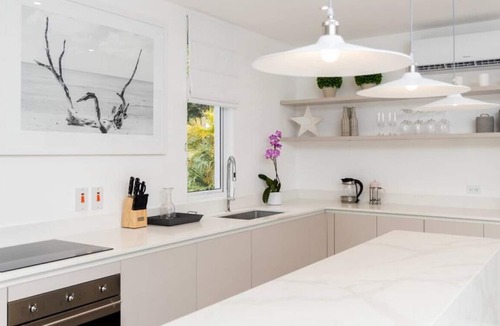 Gibbs Bay Apartment | One Queen's Street YE · Queen's Landing, Brand New Luxury Beachfront Villa