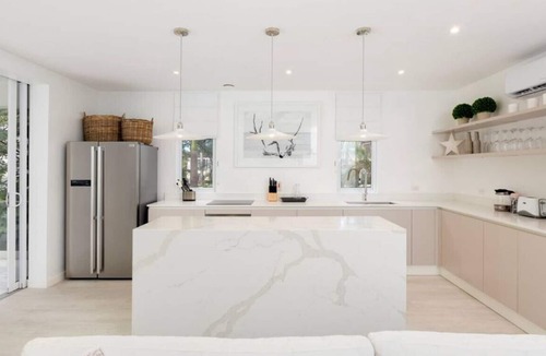 Gibbs Bay Apartment | One Queen's Street YE · Queen's Landing, Brand New Luxury Beachfront Villa