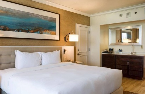Garrison Historic Area Hotel | Panoramic View Corner Suite 1 King Bed