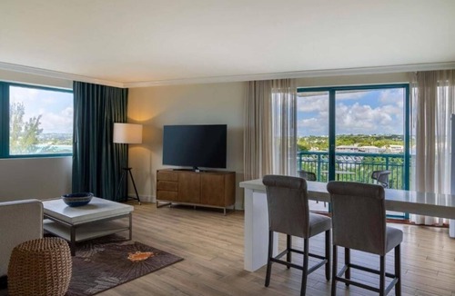 Garrison Historic Area Hotel | Panoramic View Corner Suite 1 King Bed