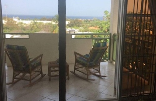 Halcyon Heights Apartment | Penthouse Apartment with Shared Small Pool