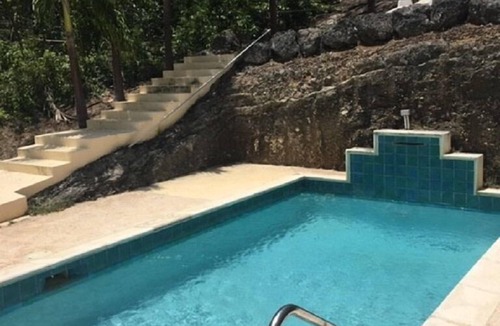 Halcyon Heights Apartment | Penthouse Apartment with Shared Small Pool
