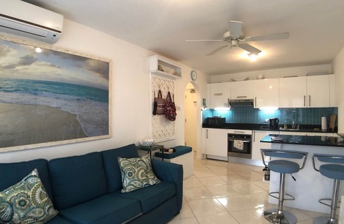 Holetown Apartment | pied-a-terre, stunning, close to the Holetown beach and amenities