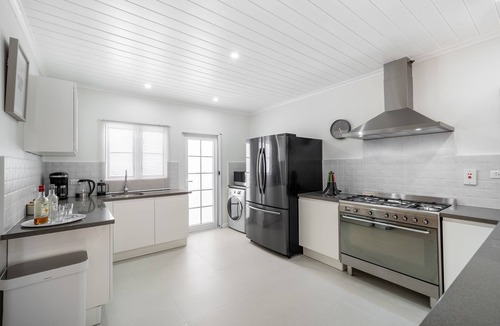 Porters Villa | Porters Gate 19 Summer Specials 2025 Pay 6 stay 7 | Near Ocean - Located in Stunning Reeds Bay with House Cleaning Included