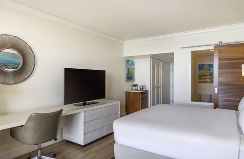 Garrison Historic Area Hotel | Premium Ocean View 1 King Bed