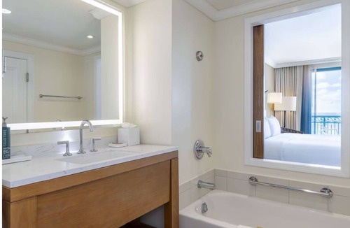 Garrison Historic Area Hotel | Premium Ocean View 1 King Bed