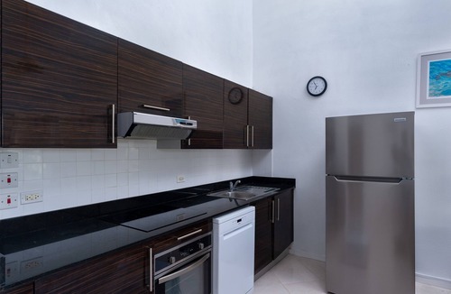 Weston Apartment | Private Condo, Sea View & Walk To The Beach!