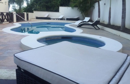 Gibbs Bay Villa | Private Villa with Swimming Pool & Jacuzzi Spa.