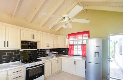 Ruby House | Quiet Garden Stay with Cabana Lounge & Near Beach