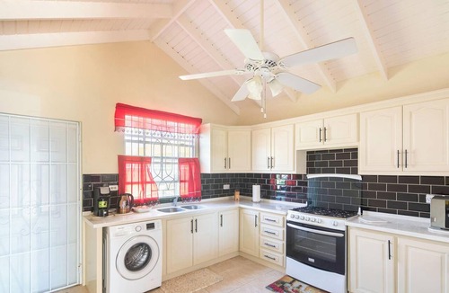 Ruby House | Quiet Garden Stay with Cabana Lounge & Near Beach