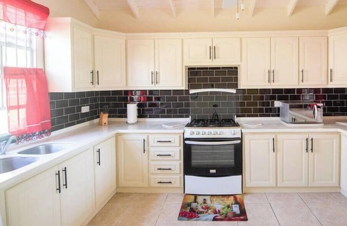 Ruby House | Quiet Garden Stay with Cabana Lounge & Near Beach