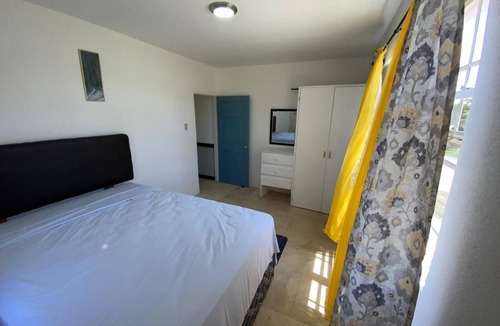 Blades House | Quiet retreat. Minutes from airport, world renowned beach and major city center