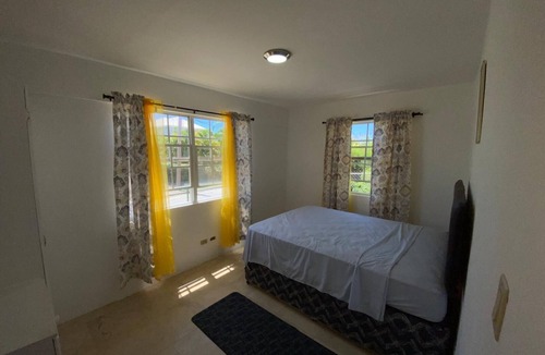 Blades House | Quiet retreat. Minutes from airport, world renowned beach and major city center