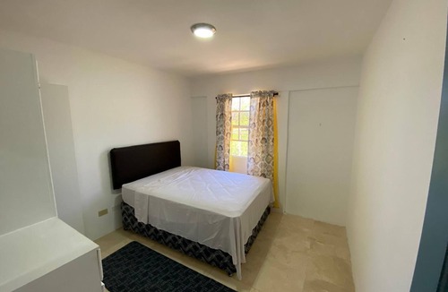 Blades House | Quiet retreat. Minutes from airport, world renowned beach and major city center