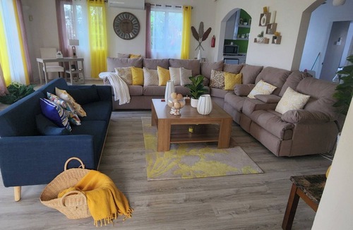 Gall Hill Apartment | Relax in peace and comfort in a 1-bedroom Flat in Christ Church with WiFi, AC
