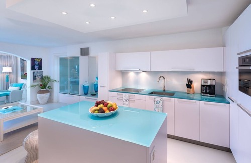 Reeds Bay Apartment | Right on the beach, luxury condo - Reeds 3