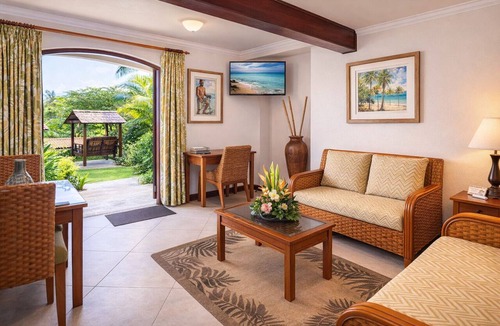 Retreat Hotel | Scenic Island Stay | Gym+Pool Onsite & 3 mi to Cove Bay