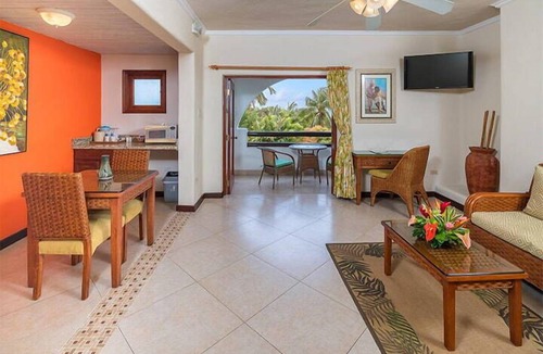 Retreat Hotel | Scenic Maynards Stay | Farley Hill National Park - 4 Miles | 3 Suites
