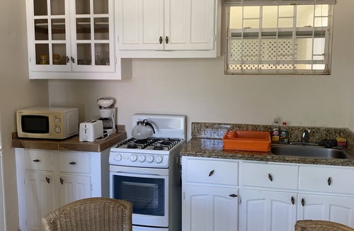 Silver Sands Apartment | SEAWINDS. Economical Accommodation - Two minute walk from the beach.