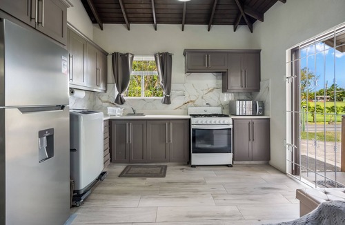 Kent Apartment | Serene Escape - Central & Modern with AC