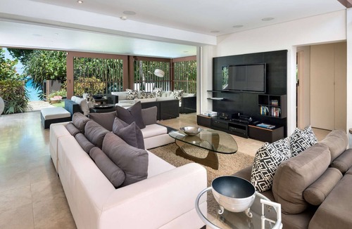 Gibbs Bay Villa | Shoestring Luxury villa