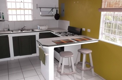Graeme Hall Park Apartment | SOUTH COAST COZY LOFT TOWNHOUSE