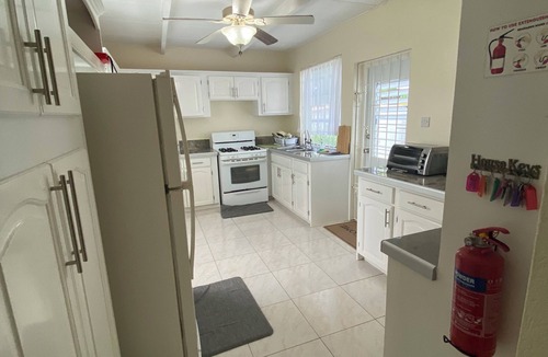 Worthing House | Spacious 6-bedroom house in lovely Christ Church with WiFi, AC