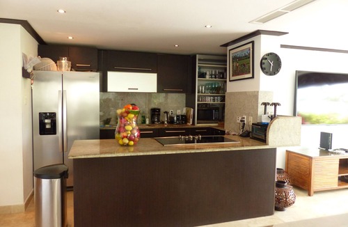 Old Trees Bay Condo | SPACIOUS CORNER UNIT ON GROUND FLOOR