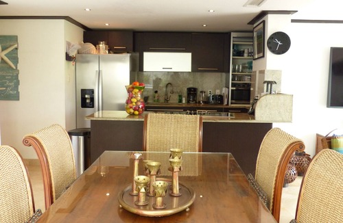 Old Trees Bay Condo | SPACIOUS CORNER UNIT ON GROUND FLOOR