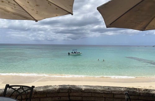 Porters Apartment | Spacious one bedroom flat with access to Royal Pavillion beach club & beds.