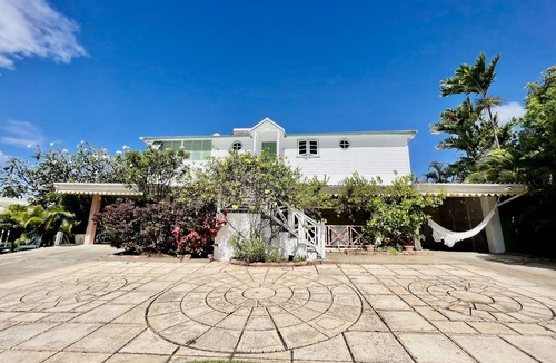 Porters Apartment | Spacious one bedroom flat with access to Royal Pavillion beach club & beds.